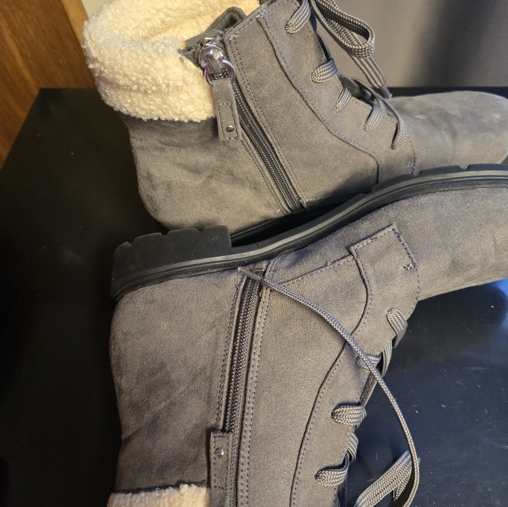 EUC gray booties sz 9.5 - Picture 9 of 12